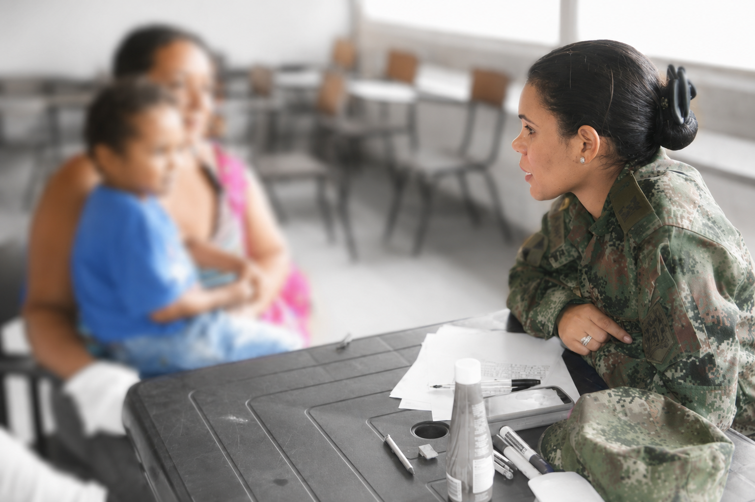 A psychologist in conversation with a parent and young child during a consultation
